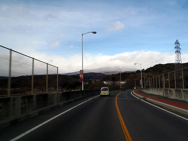 白根山方面の山が見えてきた